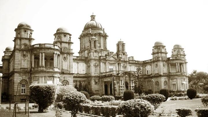 प्रताप विलास पैलेस जमनगर के रेलवे के पास है. इसे 1907 और 1915 के बीच जम रणजीत सिंह ने बनवाया था. इसके अलावा, पैलेस के पूरे क्षेत्र में की गई नक्काशी देखने लायक हैं.