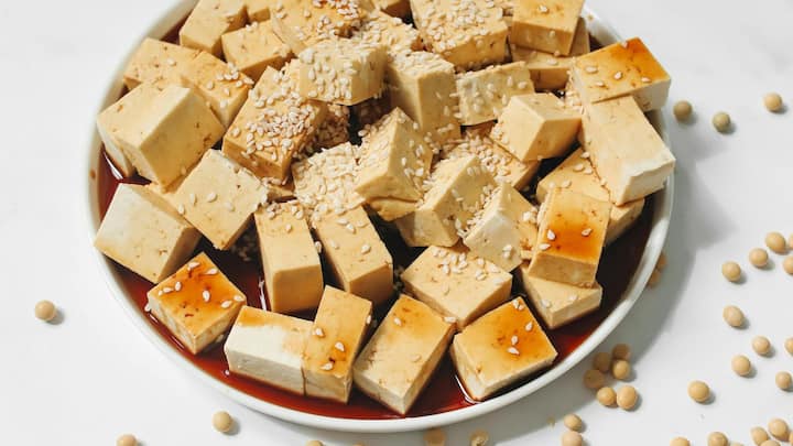 ওজন কমানোর জন্য যে যে খাবার খাচ্ছেন তার মধ্যে প্রোবায়োটিকস জাতীয় উপকরণ থাকা প্রয়োজন। ওজন কমানোর পাশাপাশি এইসব প্রোবায়োটিকস খাবার অন্ত্রের সমস্যা দূর করে এবং হজমশক্তি ভাল রাখে।