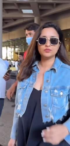 Parineeti Chopra Pics: शादी के बाद पहली बार ढीले-ढाले कपड़े पहन एयरपोर्ट पर स्पॉट हुईं परिणीति चोपड़ा, फैंस बोले – क्या ये भी प्रेग्नेंट है ?