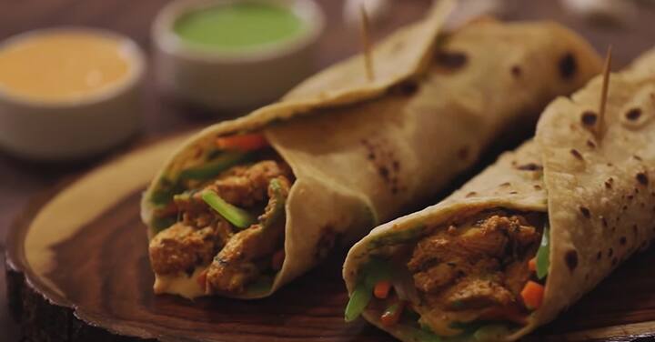 ஃப்ராங்கி செய்ய : வறுத்த சில்லி சிக்கன் துண்டுகள், சப்பாத்தி புதினா சட்னி, வெங்காயம் - 1 மெல்லியதாக நறுக்கியது, குடைமிளகாய் - 1 மெல்லியதாக நறுக்கியது, கேரட் - 1 மெல்லியதாக நறுக்கியது, ஸ்பைசி மயோ