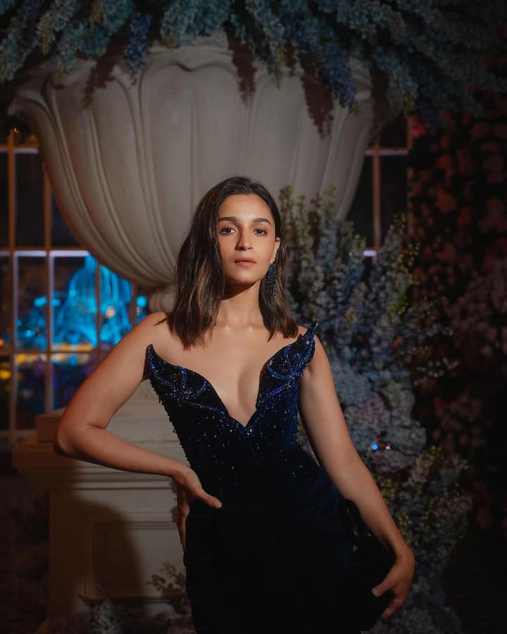 यावेळी बॉलिवूड स्टार्सचा भारतीय शाही लूक पाहायला मिळाला. सोशल मीडियावर कलाकारांचे अनेक व्हिडिओ आणि फोटो व्हायरल होत आहेत. (PHOTO:aliaabhatt/IG)