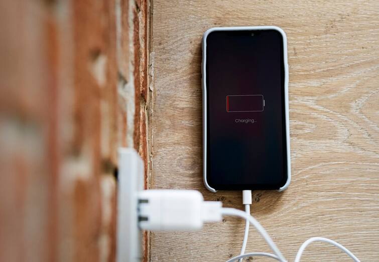 Cyber Fraud: Big alert for common people! Charging your phone in a public place can drain your account જાહેર સ્થળ પર ફોન ચાર્જ કરવાથી બેંક એકાઉન્ટ થઈ જશે ખાલી, જાણો હેકર્સ કેવી રીતે કરે છે ચોરી