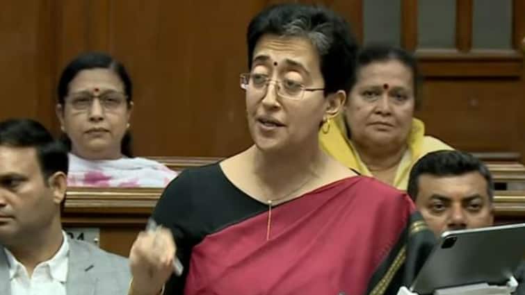 Delhi Budget 2024 Mukhyamantri Mahila Samman Yojana Rule woman will be given 1000 rupees every month Delhi Budget: दिल्ली में इन महिलाओं को नहीं मिलेगा हर महीने 1000 रुपये, जानें क्या है नियम?