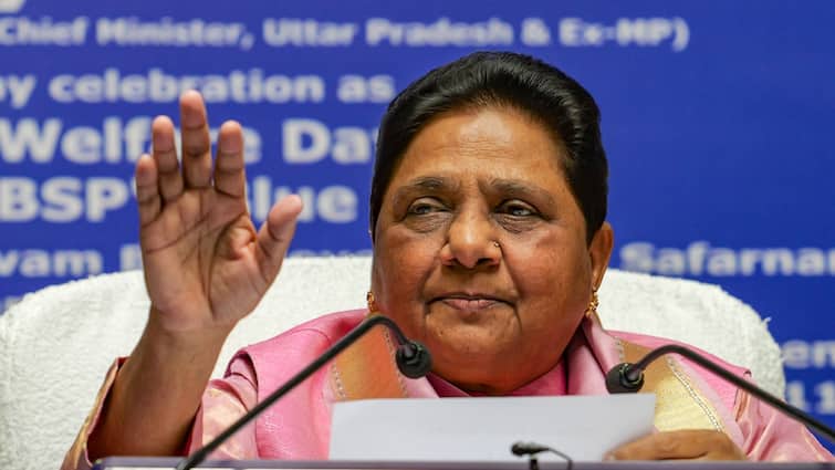 Lok Sabha Election 2024 BSP Chief Mayawati release candidate list soon Against BJP and Samajwadi Party Lok Sabha Election 2024: इन्हें प्रत्याशी बनाएगी BSP, मायावती के पास पहुंची लिस्ट! जानें कब जारी होगी सूची