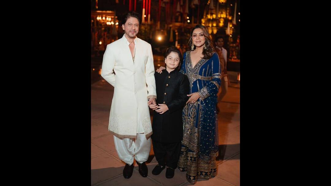 Shah Rukh Khan Dances With Gauri On Veer-Zaara Song At Anant-Radhika's Pre-Wedding Bash, WATCH Shah Rukh Khan Gauri Dance On Veer-Zaara Song At Anant-Radhika's Pre-Wedding Bash, WATCH Shah Rukh Khan Dances With Gauri On Veer-Zaara Song At Anant-Radhika's Pre-Wedding Bash, WATCH