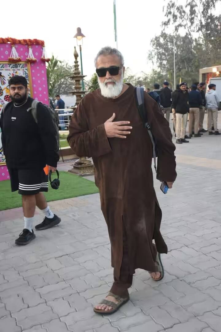 અનંત-રાધિકાના પ્રી-વેડિંગ સેલિબ્રેશનના છેલ્લા દિવસે લકી અલીએ પણ પરફોર્મન્સ આપ્યું હતું. આજે સવારે તે ઘરેથી નીકળતો જોવા મળ્યો હતો.