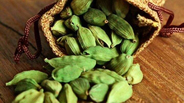 Cardamom Benefits : वेलचीमध्ये अनेक पोषक घटक आढळतात, ज्यामुळे ते खूप आरोग्यदायी असते. जाणून घ्या वेलचीचे पाणी पिण्याचे फायदे !