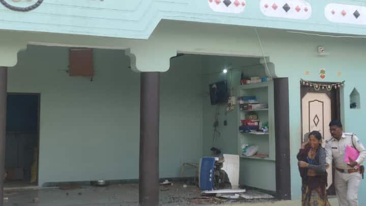 मंदसौर के शामगढ़ थाना प्रभारी राकेश चौधरी ने बताया कि ग्राम रुंडी में तीन लोगों की आत्महत्या की खबर मिली थी. पुलिस ने मौके पहुंचकर जांच पड़ताल शुरू की तो पता चला कि प्रकाश बंजारा नामक युवक ने पहले तो अपने पुत्र आकाश और पुत्री सुमन को फांसी के फंदे पर लटका दिया. इसके बाद खुद भी आत्महत्या कर ली.