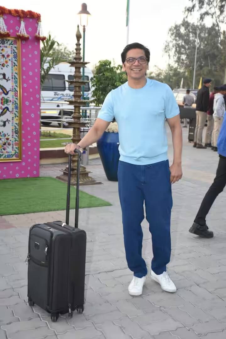 સિંગર શાન પણ તેના સામાન સાથે જામનગરથી મુંબઈ જતો જોવા મળ્યો હતો.