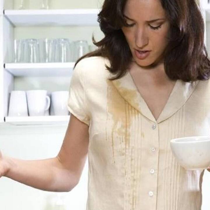 ਅਕਸਰ ਚਾਹ ਪੀਣ ਜਾਂ ਪਰੋਸਣ ਸਮੇਂ ਇਹ ਸਾਡੇ ਕੱਪੜਿਆਂ 'ਤੇ ਡੁੱਲ  ਜਾਂਦੀ ਹੈ। ਜੇਕਰ ਇਹ ਸਫ਼ੈਦ ਕਮੀਜ਼ ਹੋਵੇ ਤਾਂ ਦਾਗ ਹੋਰ ਵੀ ਗੂੜ੍ਹਾ ਦਿਖਾਈ ਦਿੰਦਾ ਹੈ। ਅਸੀਂ ਇਸਨੂੰ ਪਾਣੀ ਨਾਲ ਜਲਦੀ ਧੋ ਲੈਂਦੇ ਹਾਂ ਪਰ ਕਈ ਵਾਰ ਇਹ ਦਾਗ ਜ਼ਿੱਦੀ ਹੋ ਜਾਂਦਾ ਹੈ। ਆਓ ਜਾਣਦੇ ਹਾਂ ਕੱਪੜਿਆਂ ਤੋਂ ਚਾਹ ਦੇ ਦਾਗ-ਧੱਬਿਆਂ ਨੂੰ ਹਟਾਉਣ ਦਾ ਤਰੀਕਾ।