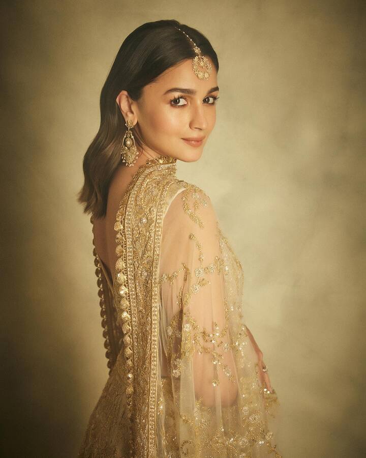 आलीय शेवटच्या दिवशी आयवरी रंगाच्या लेहेंग्यामध्ये दिसली. (PHOTO:aliaabhatt/IG)