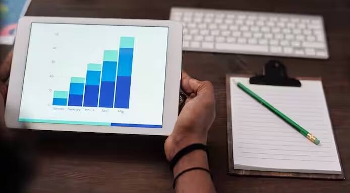 આજના સમયમાં ડિજિટલ માર્કેટિંગની ખૂબ જ માંગ છે. આ માર્કેટિંગની એક ખાસ પદ્ધતિ છે. આમાં ઈન્ટરનેટનો ઉપયોગ થાય છે. આ કોર્સમાં તમને જણાવવામાં આવ્યું છે કે તમે સોશિયલ મીડિયા, સર્ચ એન્જિન ઓપ્ટિમાઇઝેશન (SEO) અને ઈમેલ માર્કેટિંગનો ઉપયોગ કરીને કોઈપણ વ્યવસાયને કેવી રીતે વધારી શકો છો.