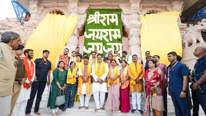 CM Mohan Yadav Visit Ram Mandir: अयोध्या में रामलला का 22 जनवरी को गृह प्रवेश हुआ,तो वहीं रामलली की प्राण प्रतिष्ठा के बाद राम मंदिर पहुंचने वाले नेताओं की संख्या लगातार बढ़ती जा रही है. अब मध्य प्रदेश के सीएम मोहन यादव ने रामलला के दर्शन किए. सोमवार (4 मार्च) को सीएम मोहन यादव रामलला का दर्शन करने अयोध्या पहुंचे.