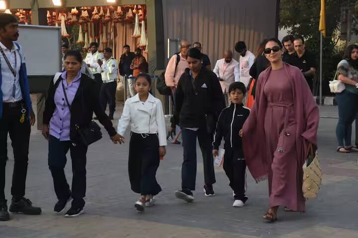 શાહિદ કપૂરની પત્ની મીરા રાજપૂત પણ તેના બાળકો સાથે મુંબઈ જતી જોવા મળી હતી.