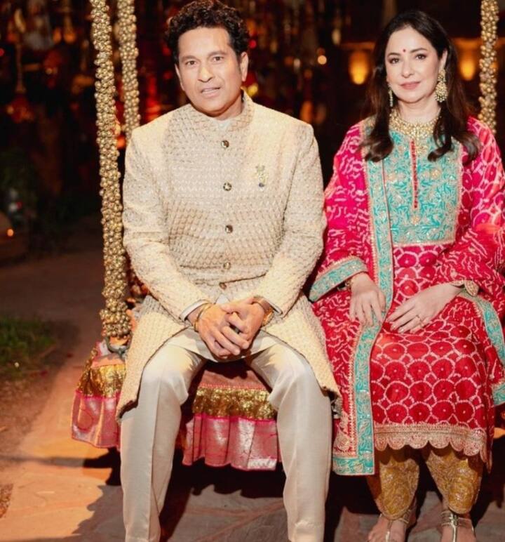 भारत के पूर्व दिग्गज बैटर सचिन तेंदुलकर अपनी पत्नी अंजलि के साथ नज़र आए. इस दौरान दोनों ही ट्रेडिशनल ड्रेस में दिखे.