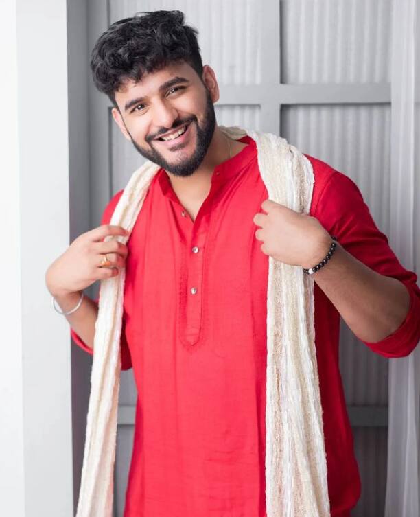 अभिषेक मल्हान उर्फ फुकरा इंसान एक यूट्यूबर हैं. वो अपने चैनल पर कई चैलेंज वीडियोज बनाते हैं. यूट्यूब के बाद अभिषेक बिग बॉस ओटीटी 2 में नजर आए. इस शो में उन्हें खूब पसंद किया गया. अभिषेक शो के रनरअप रहे थे.