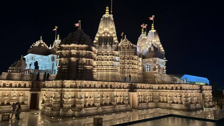 स्वामी नारायण मंदिर काफी प्रसिद्ध है और यहां बहुत से पर्यटक भी आते हैं. भगवान स्वामी नारायण के अलावा, यहां शिव, पार्वती और कई अन्य देवताओं की मूर्तियाँ भी स्थापित हैं.