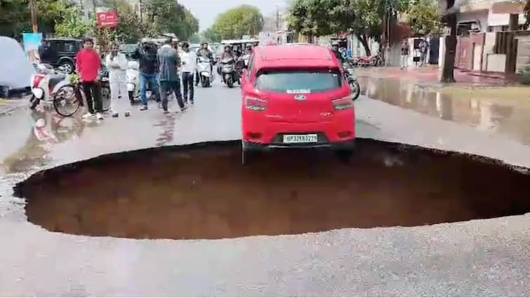 PWD issued statement on road collapse in Lucknow told how pothole happen ann Lucknow News: लखनऊ में सड़क धंसने पर PWD ने दी सफाई, बताया- कैसे हुआ इतना बड़ा गड्ढा? मरम्मत जारी