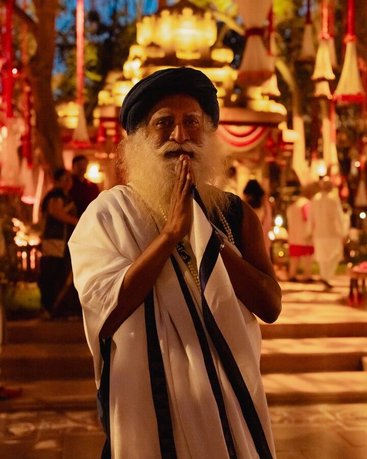 అనంత్ అంబానీ, రాధికా మర్చంట్ ప్రీ వెడ్డింగ్ బాష్ లో  ఆధ్యాత్మిక గురువు జగ్గీ వాసుదేవ్.