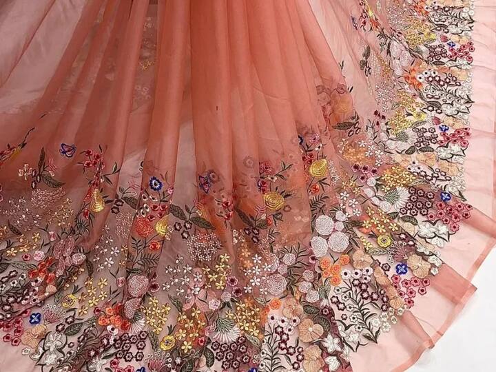 चांदनी चौक का नाम लेते हैं, जो सबसे पहली चीज दिमाग में आती है, वो है लहंगा. यही कारण है कि दिल्ली के दिल चांदनी चौक से खरीदारी का देशभर से लोग आते हैं. हालांकि, यहां शॉपिंग करना एक आर्ट है. अगर यह आर्ट आप जान गए, तो आप फायदे में होंग, वरना आप लुट भी सकते हैं. आइये जानते हैं उनके बारे में