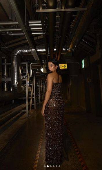 ਇਨ੍ਹਾਂ ਤਸਵੀਰਾਂ 'ਚ ਰਸ਼ਮਿਕਾ ਮੰਡਾਨਾ ਬਾਲਕੋਨੀ 'ਚ ਖੜ੍ਹੀ ਹੋ ਕੇ ਆਪਣੇ ਕਿਲਰ ਲੁੱਕ ਦਾ ਜਾਦੂ ਪ੍ਰਸ਼ੰਸਕਾਂ 'ਤੇ ਚਲਾਉਂਦੀ ਨਜ਼ਰ ਆ ਰਹੀ ਹੈ।