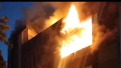 आगरा में गारमेंट शोरूम में आग का तांडव, स्थानीय लोगों ने जान पर खेलकर बचाया