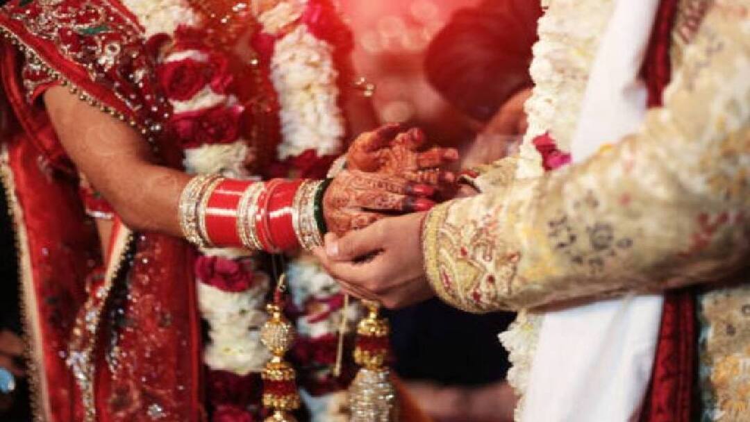 Crime: முதலிரவில் அடம்பிடித்த புது மாப்பிள்ளை! ஷாக்கான பெண் வீட்டார்! மனைவி எடுத்த அதிரடி முடிவு! kanniyakumari district dowry complaint against groom and family registered by bride sterlin Crime: முதலிரவில் அடம்பிடித்த புது மாப்பிள்ளை! ஷாக்கான பெண் வீட்டார்! மனைவி எடுத்த அதிரடி முடிவு!