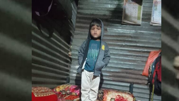 Jalna 5-year-old boy dies when charging mobile phone explodes Jalna News Marathi News Jalna : चार्जिंगला लावलेला मोबाईल कानाला लावला अन् स्फोट झाला, 5 वर्षीय चिमुकल्याचा मृत्यू