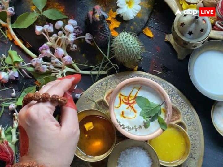 किसी भी नजदीकी शिवलिंग पर जल और दूध अर्पित करें. शिवलिंग पर जल अर्पित करते समय ऊं नम: शिवाय का मंत्र जाप अवश्य करें.