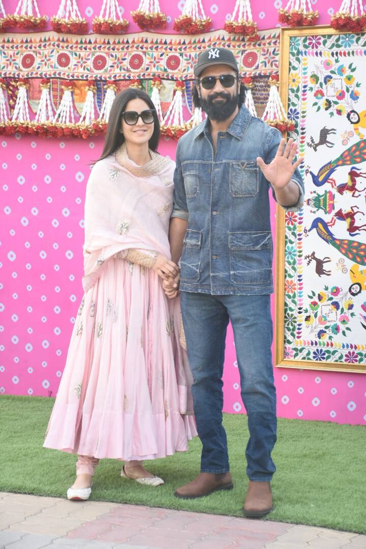 जामनगर से निकलतेहुए विक्की-कैटरीना ने पैपराजी के लिए पोज दिए. दोनों की फोटोज खूब वायरल हो रही हैं.