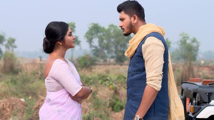 অন্যদিকে, হৃষিকেশ, অর্থাৎ তুলসির শ্বশুর, যিনি একজন শ্রদ্ধেয় রাজনীতিকও, ভোটের প্রচারের সময় বিরোধী দলের নিশানায় পড়েন। এর ফলে তার ওপর আক্রমণ হতে থাকে।