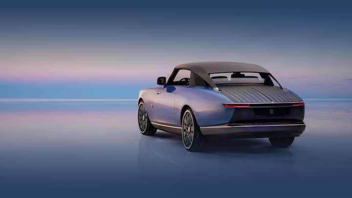 Rolls Royce Boat Tail: इस लिस्ट में रोल्स-रॉयस की बोट टेल दूसरे नंबर पर है. इस गाड़ी की कीमत भी 200 करोड़ के पार है. रोल्स-रॉयस बोट टेल की कीमत 233.28 करोड़ रुपये है.