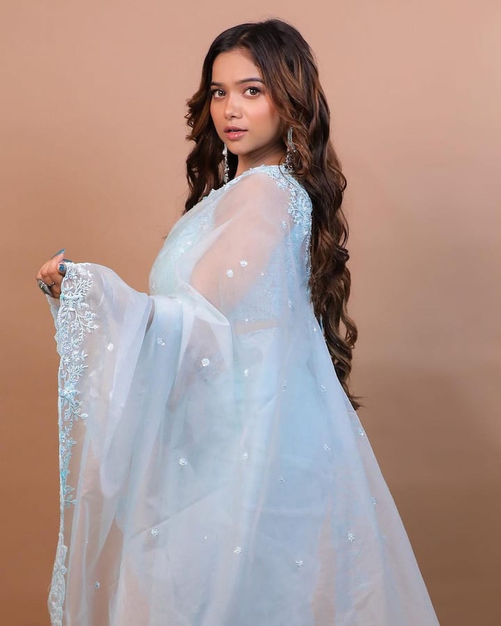 वैसे तो मनीषा रानी को टिकटॉक और फिर रील बनाने की वजह से जाना जाता है. मनीषा सोशल मीडिया पर काफी पॉपुलर हैं. एक तरह से कहें तो वो सोशल मीडिया की स्टार हैं .