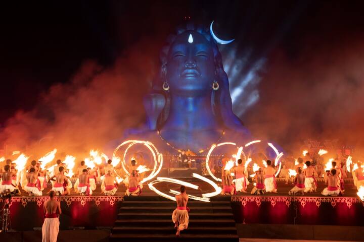 இதில் பிரபல பின்னணி பாடகர் சங்கர் மஹாதேவன், தமிழ் நாட்டுப்புற பாடகர் மஹாலிங்கம், பஞ்சாபி இசை கலைஞர் குர்தாஸ் மான், கர்நாடக இசை கலைஞர் சந்தீப் நாராயணன், பாலிவுட் இசை கலைஞர்கள் ப்ரித்வி கந்தர்வ், ரஞ்ஜித் பட்டரசர்ஜி, பாரடெக்ஸ் (தனிஷ்க் சிங்) உள்ளிட்ட தேசத்தின் தலைசிறந்த கலைஞர்கள் பங்கேற்க உள்ளனர். இதுதவிர, ஆப்பிரிக்கா, லெபனான், பிரான்ஸ் ஆகிய நாடுகளைச் சேர்ந்த இசை மற்றும் நடன குழுவினரும் அரங்கை அதிர செய்ய உள்ளனர்.