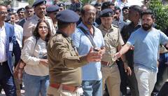 Rajinikanth Ambani Wedding : அம்பானி வீட்டு திருமண விழாவில் பட்டு வேட்டியில் மாஸ் காட்டிய ரஜினிகாந்த்!