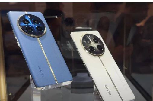 ਪ੍ਰੀ-ਬੁਕਿੰਗ ਕਰਨ ਵਾਲੇ ਲੋਕਾਂ ਨੂੰ ਇਹ ਮਿਲੇਗਾ ਲਾਭ   ਕੰਪਨੀ ਦੇ ਦਾਅਵੇ ਮੁਤਾਬਕ ਪ੍ਰੀ-ਬੁਕਿੰਗ ਕਰਨ ਵਾਲੇ ਗਾਹਕਾਂ ਨੂੰ 1199 ਰੁਪਏ ਦਾ ਮੋਬਾਈਲ ਸੁਰੱਖਿਆ ਆਫਰ ਮਿਲੇਗਾ, ਜਦਕਿ ਗਾਹਕ 2000 ਰੁਪਏ ਦੇ ਸੀਮਤ ਸਮੇਂ ਦੇ ਆਫਰ ਦਾ ਲਾਭ ਵੀ ਲੈ ਸਕਦੇ ਹਨ। ਇਸ ਤੋਂ ਇਲਾਵਾ SBI, HDFC, ICICI ਕਾਰਡ ਵਾਲੇ ਗਾਹਕਾਂ ਨੂੰ ਵੀ 1,000 ਰੁਪਏ ਦੀ ਤੁਰੰਤ ਛੋਟ ਦਿੱਤੀ ਜਾਵੇਗੀ।