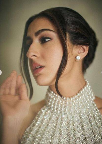 ਜੇਕਰ ਸਾਰਾ ਅਲੀ ਖਾਨ ਦੀ ਲੁੱਕ ਦੀ ਗੱਲ ਕਰੀਏ ਤਾਂ ਉਹ ਮੋਤੀਆਂ ਨਾਲ ਸਜੇ ਲਹਿੰਗਾ ਅਤੇ ਬਲਾਊਜ਼ 'ਚ ਕਿਸੇ ਬਿਊਟੀ ਕਵੀਨ ਤੋਂ ਘੱਟ ਨਹੀਂ ਲੱਗ ਰਹੀ ਹੈ।