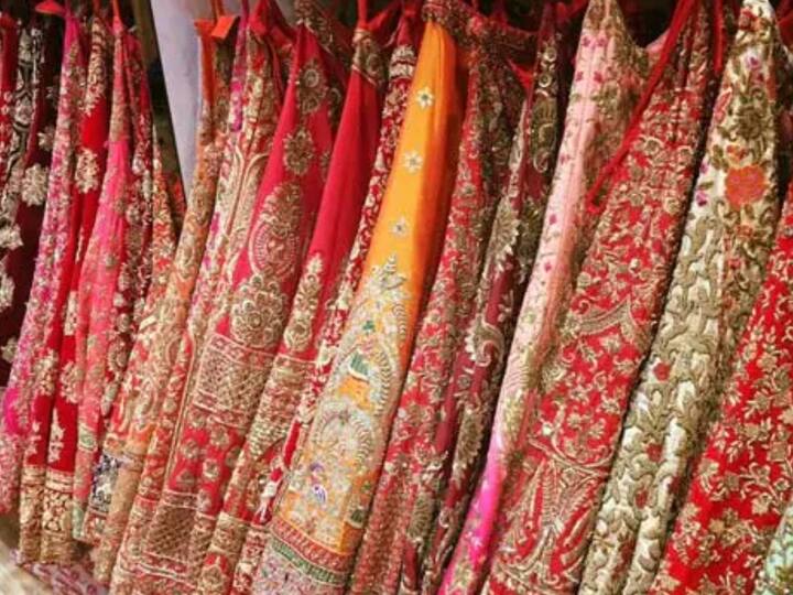 चांदनी चौक से खरीदारी करने के लिए आप अच्छा खासा समय लेकर जाएं. क्योंकि अगर आप एक बार इन मार्केट्स के अंदर चले गए, तो सुबह से शाम कब हो जाएगी आपको पता भी नहीं चलेगा. यह मार्केट सुबह 10:00 बजे के आसपास खुलता है और आमतौर पर रात 8:00 बजे के आसपास बंद हो जाता है.