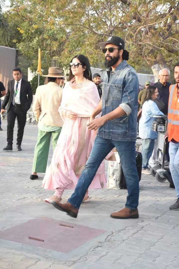 ਕੈਟਰੀਨਾ ਆਪਣੇ ਬੇਬੀ ਬੰਪ ਨੂੰ ਆਪਣੇ ਦੁਪੱਟੇ ਨਾਲ ਢੱਕ ਰਹੀ ਸੀ ਪਰ ਪ੍ਰਸ਼ੰਸਕਾਂ ਨੇ ਇਸ ਨੂੰ ਫੋਟੋ ਵਿੱਚ ਪਛਾਣ ਲਿਆ ਹੈ। ਉਹ ਤਸਵੀਰਾਂ 'ਤੇ ਕਾਫੀ ਕਮੈਂਟ ਕਰ ਰਹੇ ਹਨ।