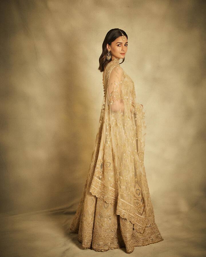 सिनेमा आणि व्यक्तीगत आयुष्याबाबतच्या अपडेट्स त्या सोशल मीडियावरुन शेअर करत असतात. (PHOTO:aliaabhatt/IG)