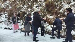 Snowfall in Nainital: खत्म हुआ इंतजार! उत्तराखंड में बदला मौसम का मिजाज, नैनीताल में सीजन की पहली बर्फबारी