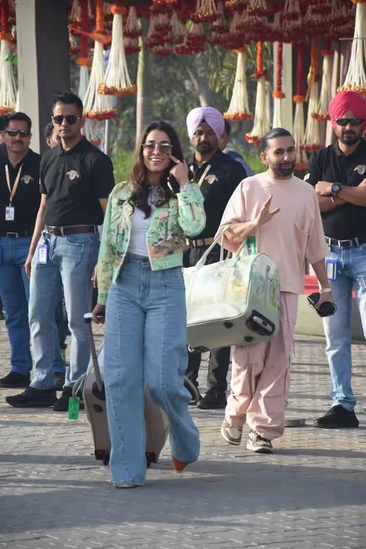 બૉલિવૂડ સેલેબ બાળકોની ફેવરિટ ઓરી પણ જામનગરથી નીકળતી જોવા મળી હતી. આ દરમિયાન ઓરીએ બેબી પિંક કલરનો આઉટફિટ પહેર્યો હતો.