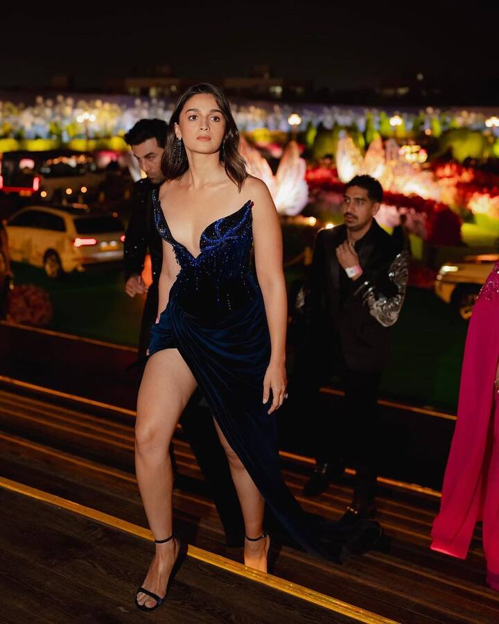 பாலிவுட்டின் உச்ச நட்சத்திரங்களில் ஒருவர் நடிகை ஆலியா பட். இவர் ஜாம்நகரில் நடைபெற்ற அனந்த் அம்பானி - ராதிகா மெர்சண்டின் திருமணத்திற்கு முந்தைய கொண்டாட்டத்தில் கலந்து கொண்டார். அந்த புகைப்படங்களை தனது இன்ஸ்டாகிராம் பக்கத்தில் பகிர்ந்துள்ளார் ஆலியா.