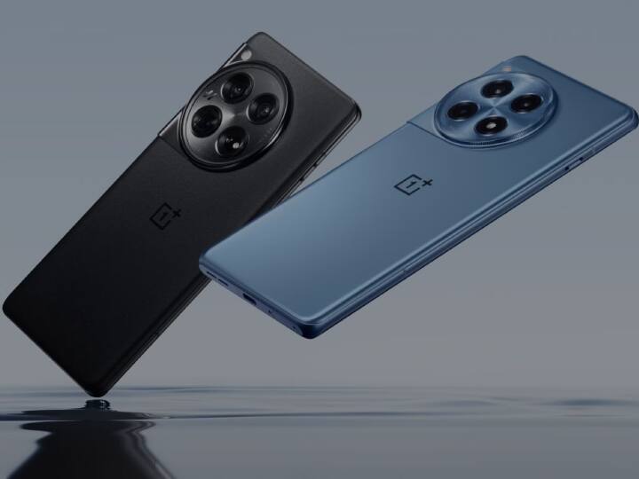 पहला फोन वनप्लस 12R है, जो कि जनवरी महीने में लॉन्च किया गया है. यह फोन दो वेरिएंट में पेश किया गया है, जिसमें पहले वेरिएंट की कीमत 39, 999 रुपये है. स्टोरेज की बात करें तो 8GB RAM और 128GB स्टोरेज के साथ मार्केट में मौजूद है.