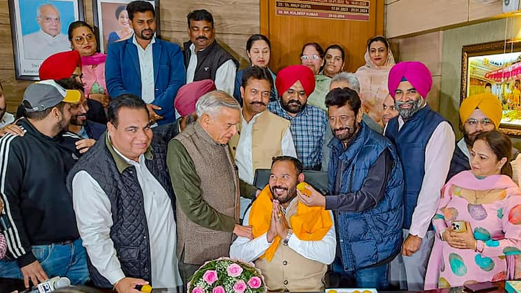 chandigarh mayor election 2024 live: BJP Vs Congress AAP alliance Chandigarh Senior Deputy Mayor Election: चंडीगढ़ सीनियर डिप्टी मेयर चुनाव में जीती BJP, AAP-कांग्रेस को बड़ा झटका