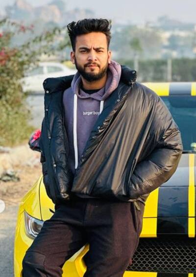 यूट्यूब पर कॉमेडी कंटेंट बनाने वाले एल्विश यादव काफी फेमस यूट्यूबर हैं. अपनी पॉपुलैरिटी के दम पर एल्विश ने बिग बॉस ओटीटी 2 के विनर का खिताब भी अपने नाम किया है. एल्विश इस वक्त किसी सेलेब्रेटी से कम नहीं है.