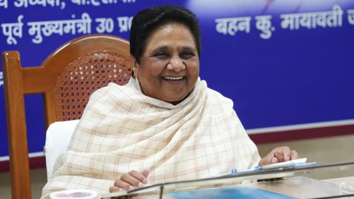 UP Politics: नगीना में अखिलेश-चंद्रशेखर आजाद की जंग के बीच मायावती ने चला बड़ा दांव! दिलचस्प हुई लड़ाई Lok sabha election 2024 Nagina seat bsp chief mayawati change candidate UP Politics: नगीना में अखिलेश-चंद्रशेखर आजाद की जंग के बीच मायावती ने चला बड़ा दांव! दिलचस्प हुई लड़ाई