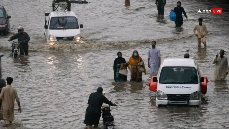 पाकिस्तान में बारिश से 37 लोगों की मौत, भूस्खलन से ज्यादा तबाही, तस्वीरों में देखिए कहां हुआ सबसे ज्यादा नुकसान