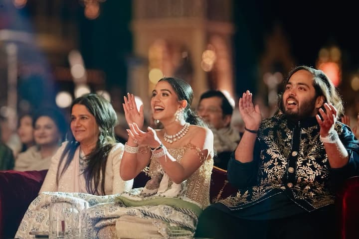 ఫ్యామిలీ, సూపర్ స్టార్స్ చేసిన పర్ఫార్మెన్స్లకు అనంత్ అంబానీ, రాధిక మర్చెంట్ కూడా అదే రేంజ్లో ఎంజాయ్ చేశారు. చప్పట్లు కొడుతూ.. కేరింతలు కొడుతూ అందరీని ఉత్సాహపరిచారు.