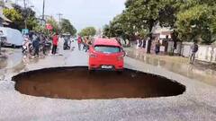 लखनऊ में बारिश के बाद धंसी सड़क, सपा बोली- 'योगी सरकार मतलब भ्रष्टाचार की गारंटी'